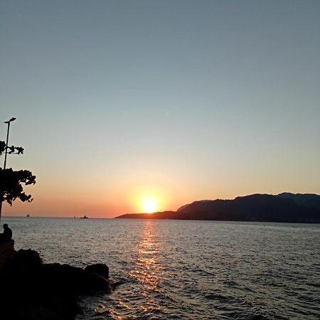 Suite Pe Na Areia- Espaco Independente Na Praia Do Curral Com Localizacao Privilegiada - Simplicidade E Comodidade Com O Por Do Sol Mais Lindo De Ilhabela - Melhor Custo Beneficio Para Ate 4 Pessoas , Na Av Jose Pacheco Do Nascimento Nº 7682 מראה חיצוני תמונה